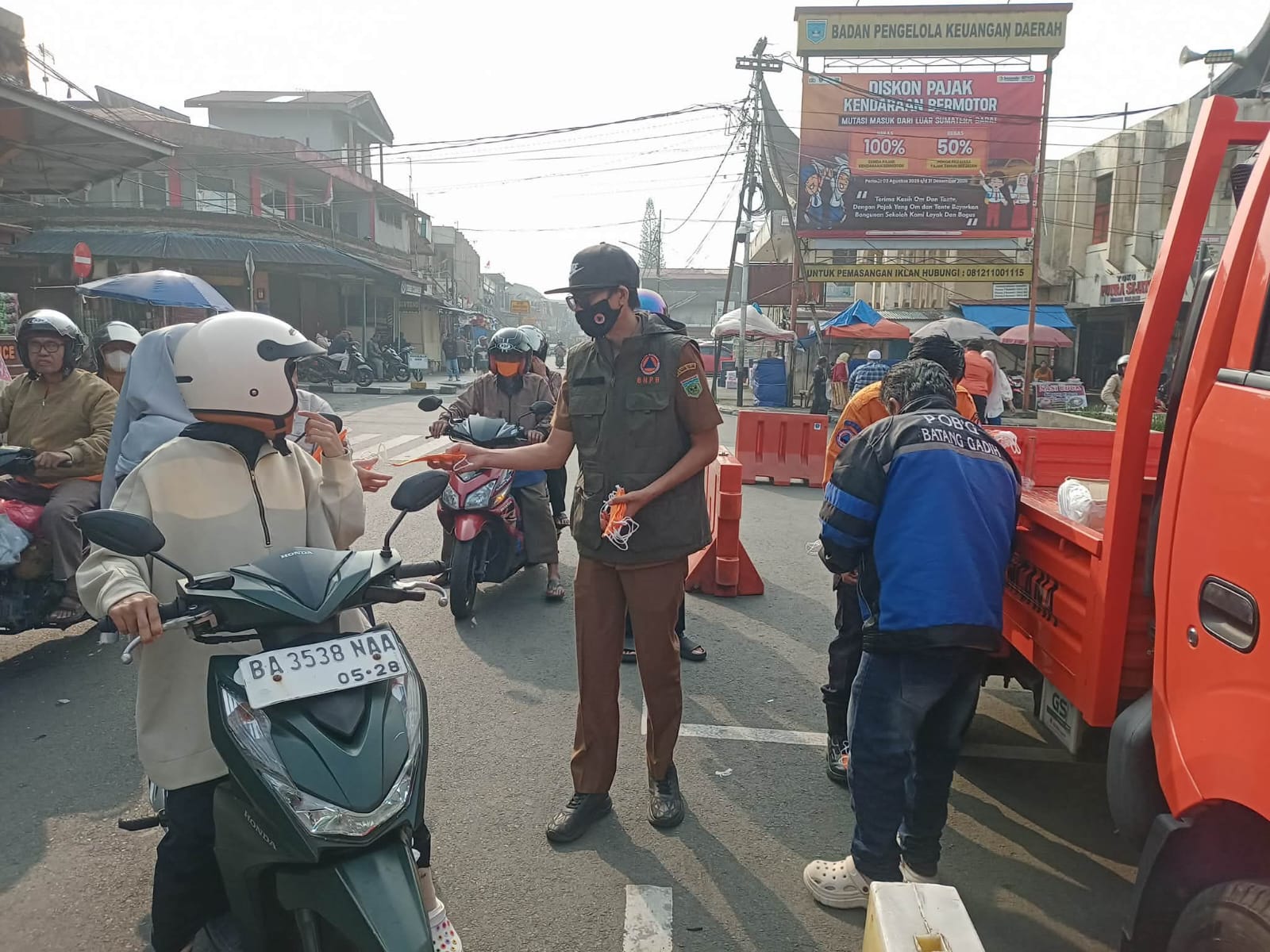 Suasana aksi bagi masker gratis dilakukan petugas BPBD Padang Panjang diruang publik (pasar).